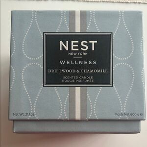 NEST Fragrances Driftwood & Chamomile Candle - Blue and White